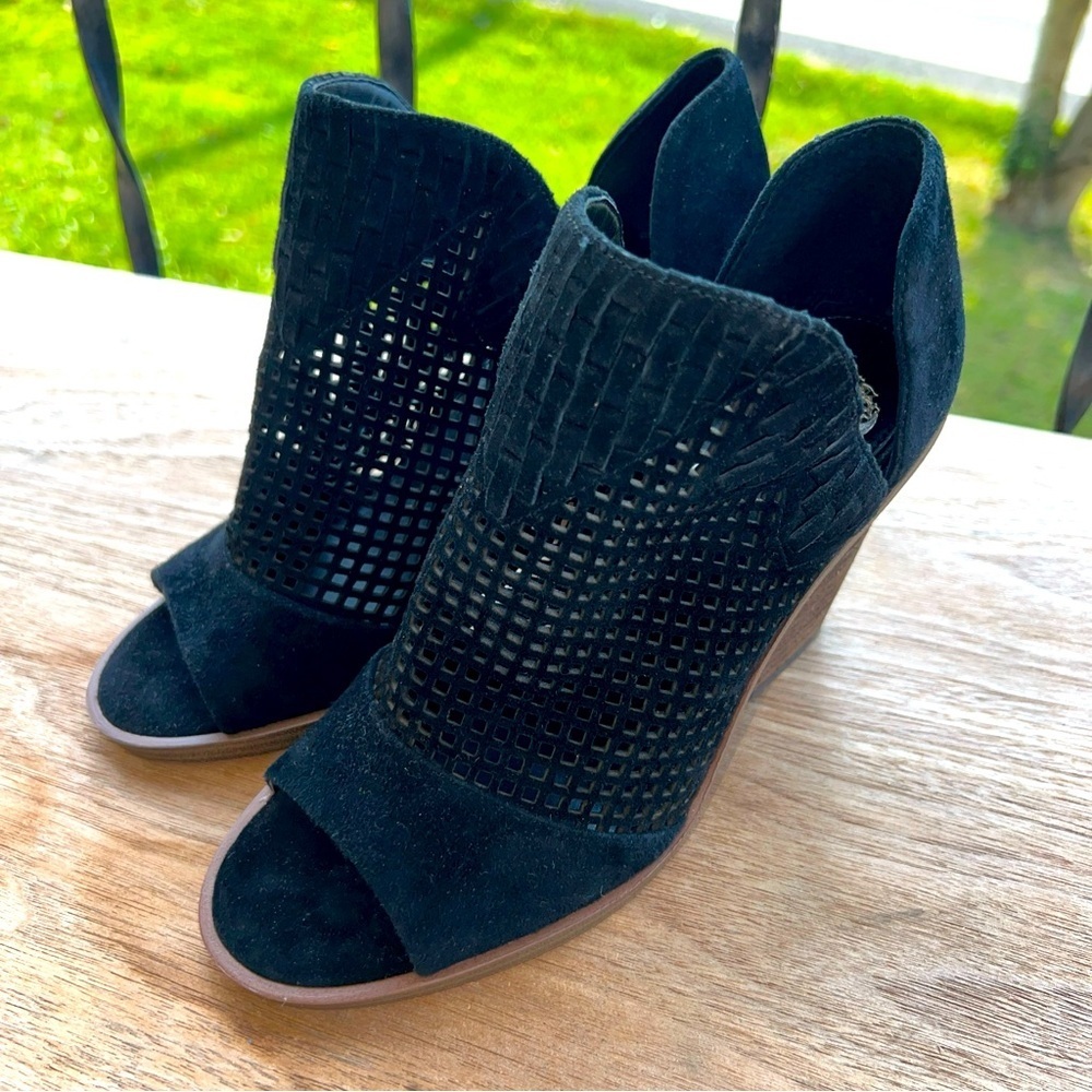 Vince Camuto Booties Vc-Fritzey Black Brown Cut Out Chunky Heels Bootie Size 7